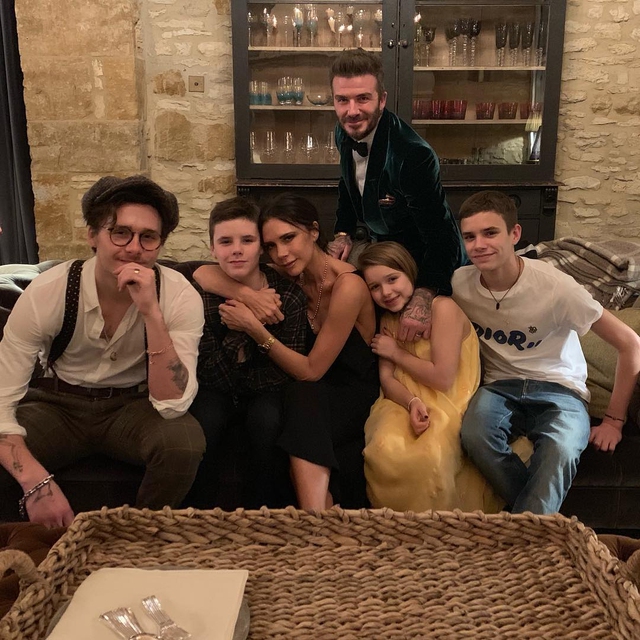 Hai quý tử nhà Beckham tung ảnh đưa gái út Harper đi chơi hậu