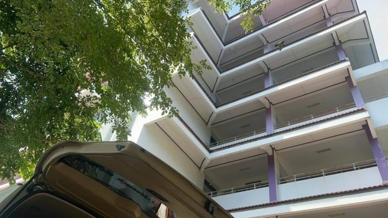 Mẹ đau đớn khi con gái tử vong ở trường học sau cú ngã từ tầng 7 - Ảnh 1.