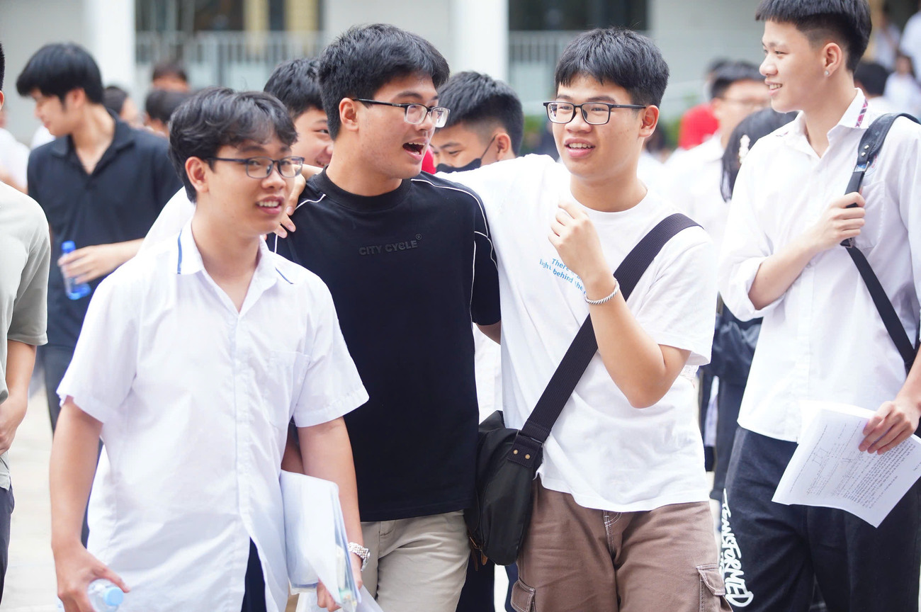 Lộ diện thủ khoa Hà Nội đạt điểm tuyệt đối khối A00 và thủ khoa kép 2025 - Ảnh 1. Lộ diện thủ khoa Hà Nội đạt điểm tuyệt đối khối A00 và thủ khoa kép 2025 - Ảnh 1.
