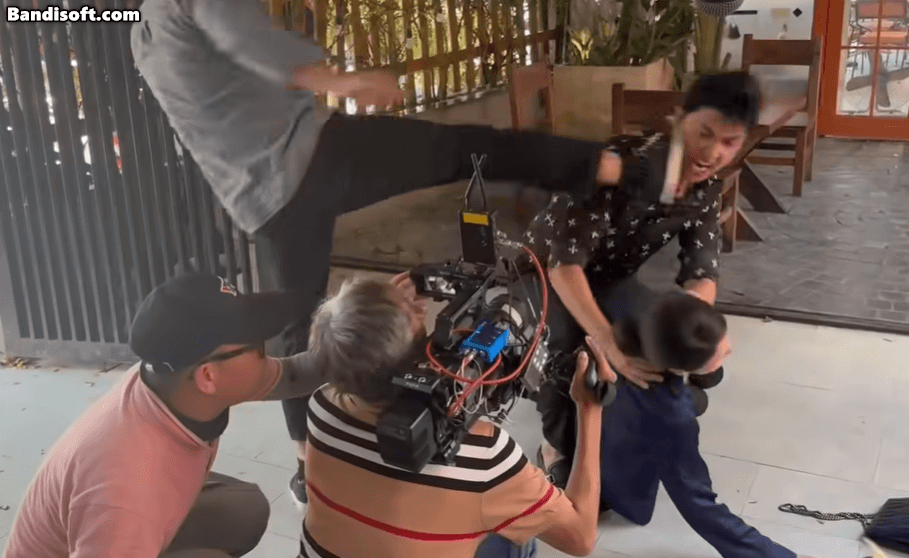 Clip sốc: Mỹ nam Vbiz bị đồng nghiệp đạp thẳng vào mặt, người trong cuộc nói 1 câu chấn động - Ảnh 4.