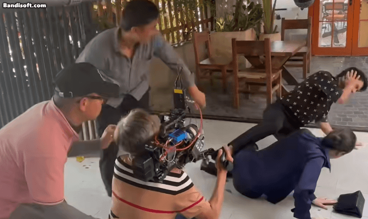 Clip sốc: Mỹ nam Vbiz bị đồng nghiệp đạp thẳng vào mặt, người trong cuộc nói 1 câu chấn động - Ảnh 5.