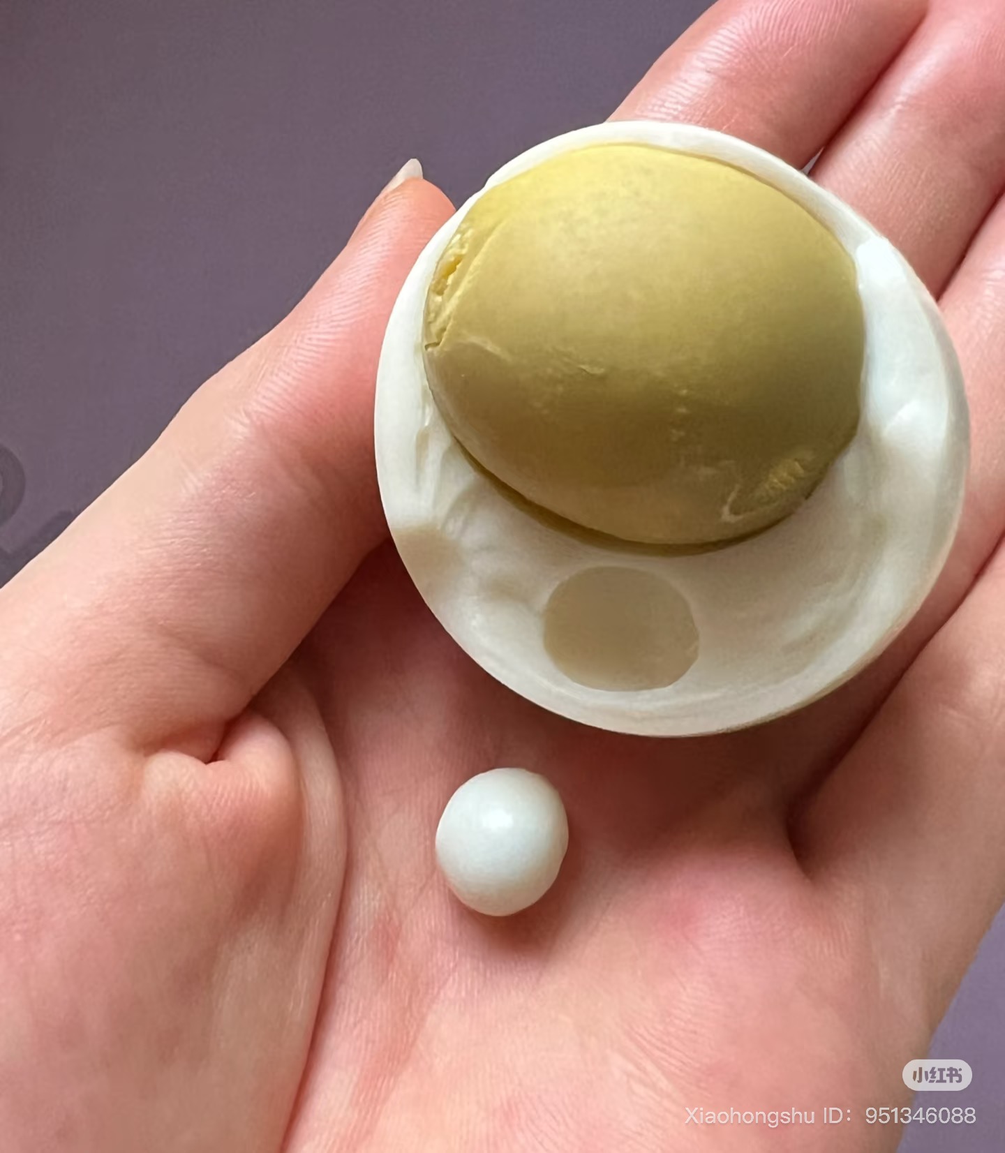 Bóc quả trứng gà luộc, cô gái hoang mang khi thấy 1 thứ nằm bên trong- Ảnh 1. Bóc quả trứng gà luộc, cô gái hoang mang khi thấy 1 thứ nằm bên trong- Ảnh 1.