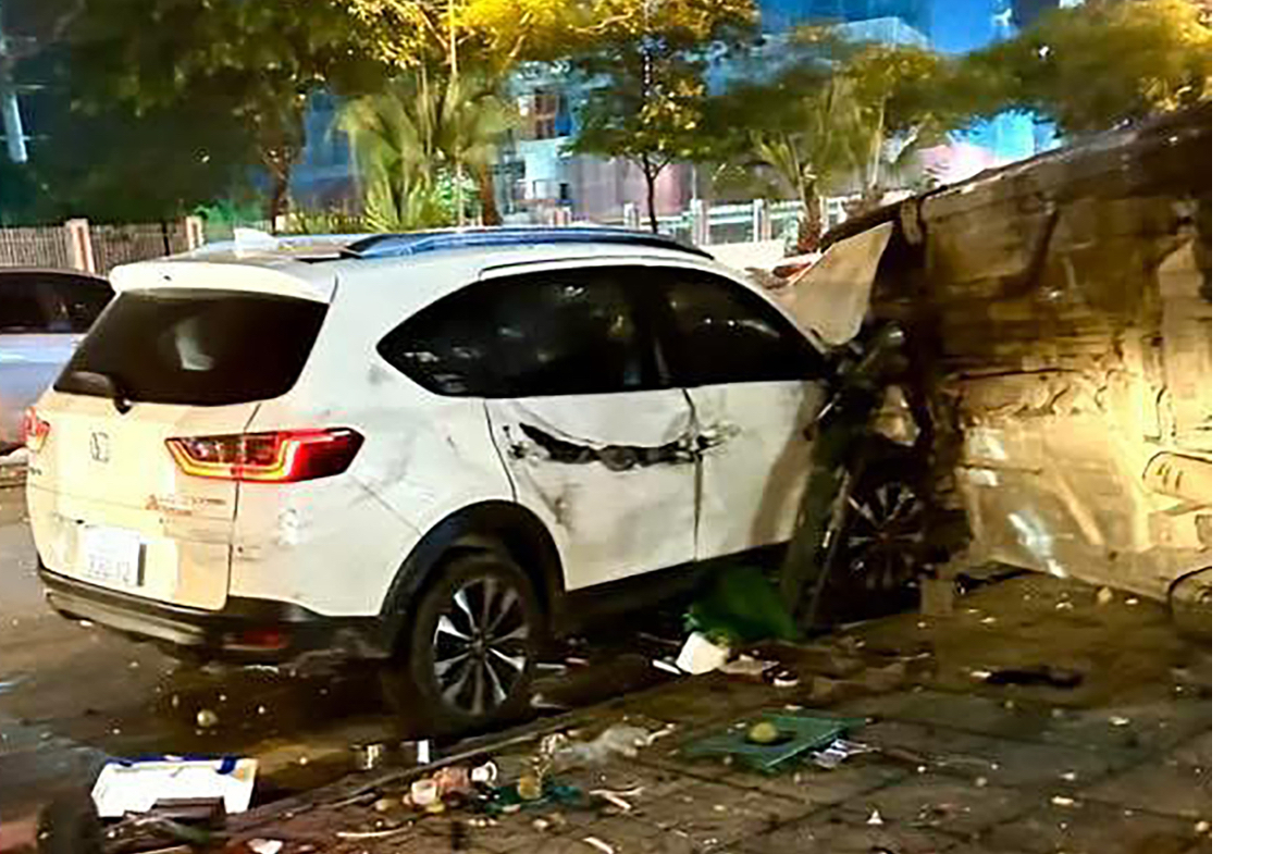 Hà Nội: Ô tô gây tai nạn liên hoàn, nhiều người thương vong - Ảnh 1. Hà Nội: Ô tô gây tai nạn liên hoàn, nhiều người thương vong - Ảnh 1.