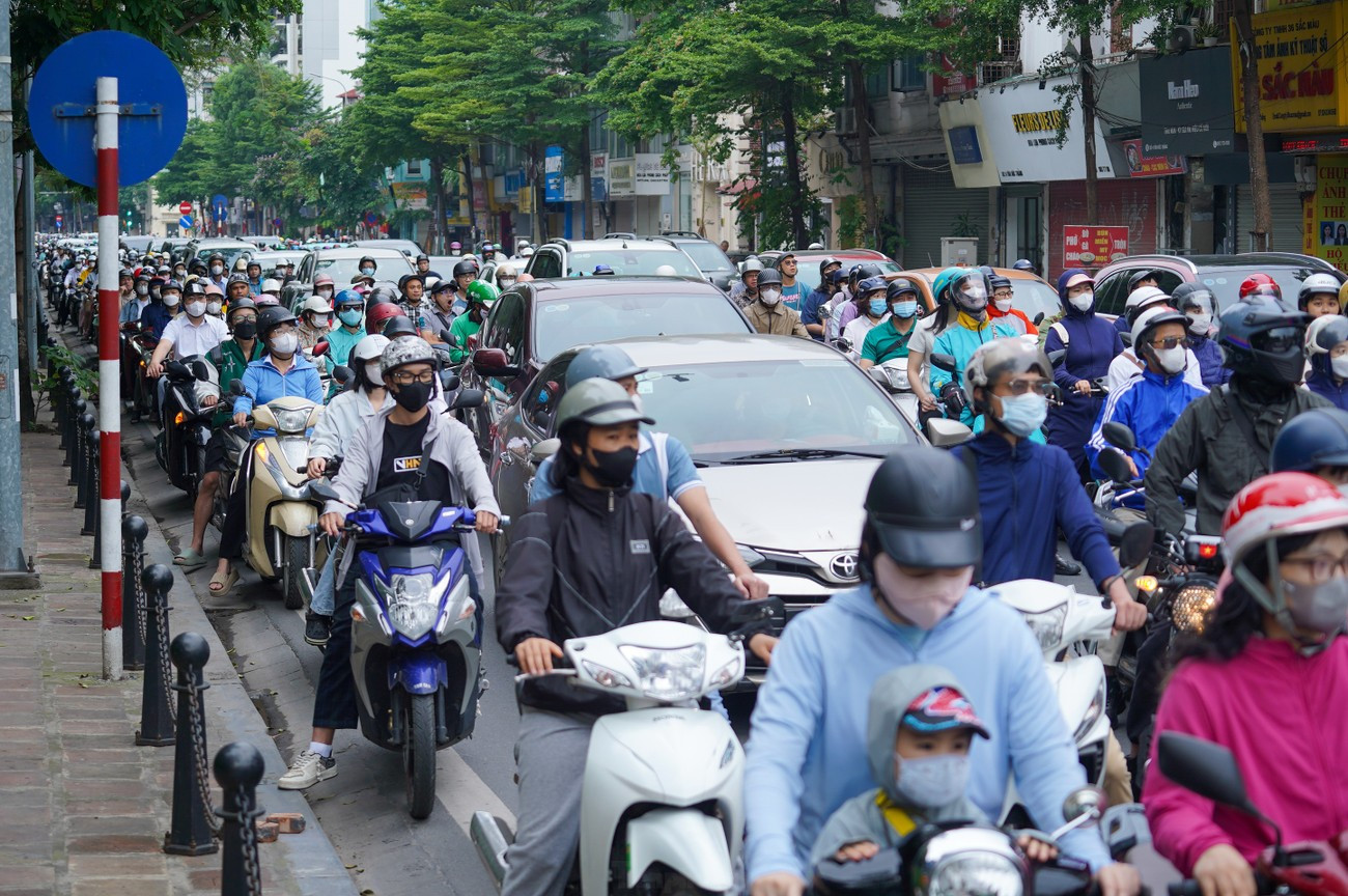Cấm xe máy xăng: Xây trạm sạc xe điện phải đi trước một bước - Ảnh 1.