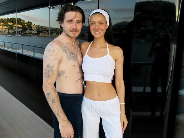 Hai quý tử nhà Beckham tung ảnh đưa gái út Harper đi chơi hậu