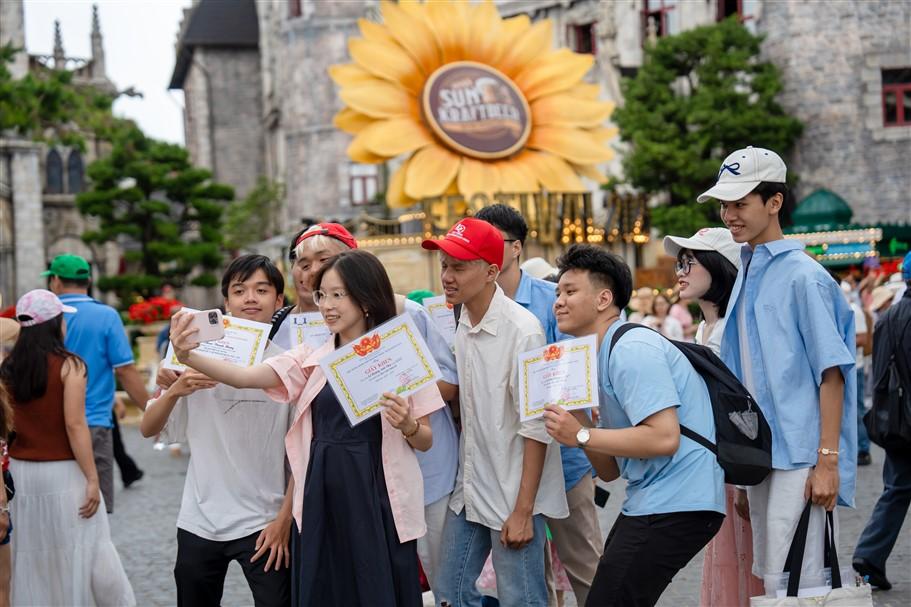 Học sinh xuất sắc h&aacute;o hức cầm giấy khen đi chơi miễn ph&iacute; B&agrave; N&agrave; - Ảnh 2.