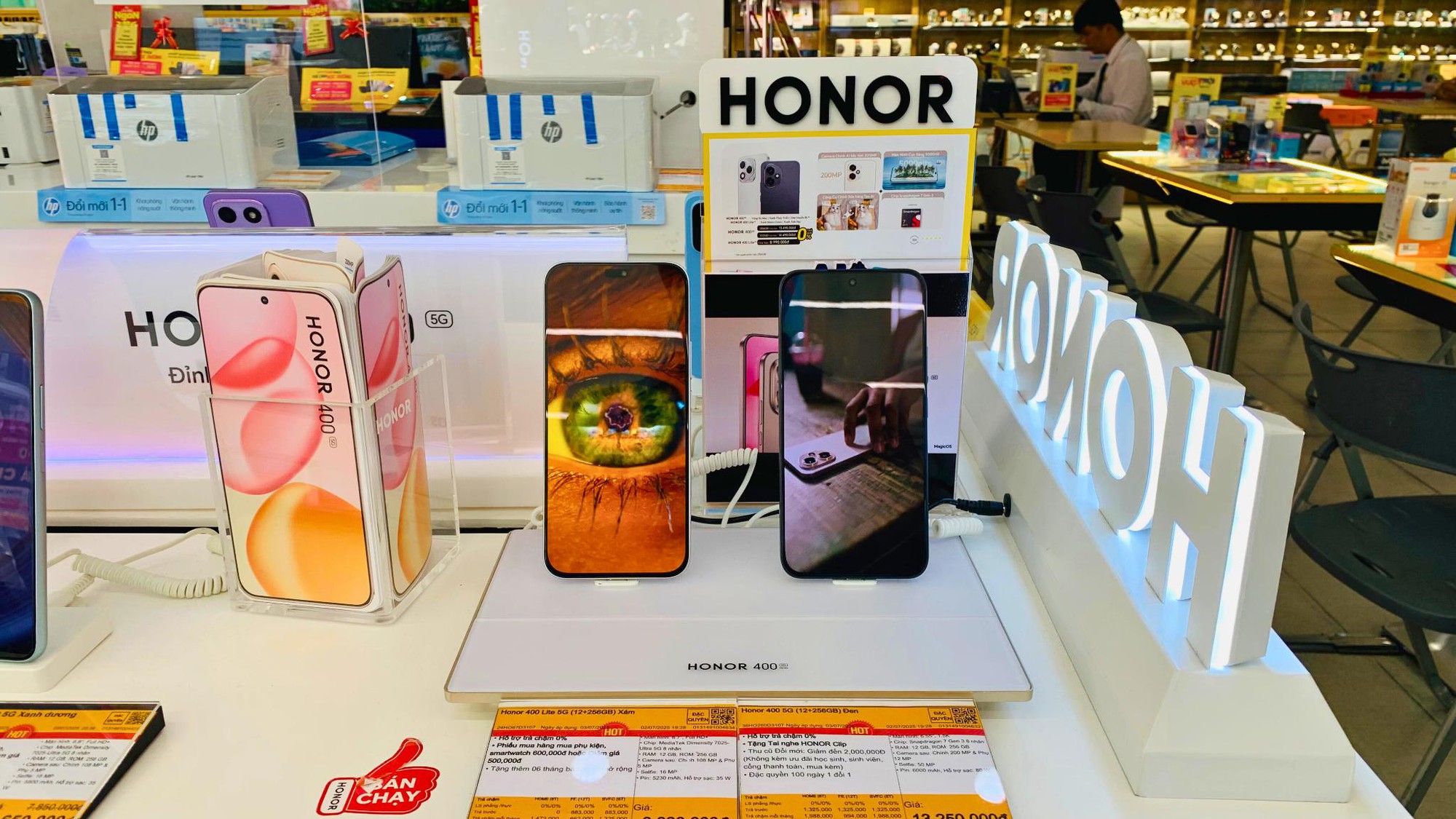 Giải mã sức hút của HONOR 400 Series - smartphone AI đang viral suốt cả hè này - Ảnh 2. Giải mã sức hút của HONOR 400 Series - smartphone AI đang viral suốt cả hè này - Ảnh 2.
