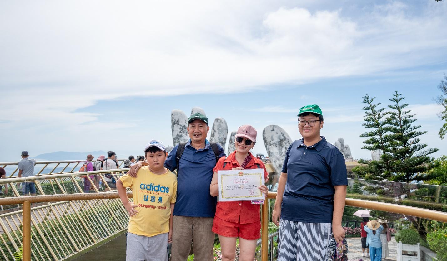 Học sinh xuất sắc h&aacute;o hức cầm giấy khen đi chơi miễn ph&iacute; B&agrave; N&agrave; - Ảnh 4.