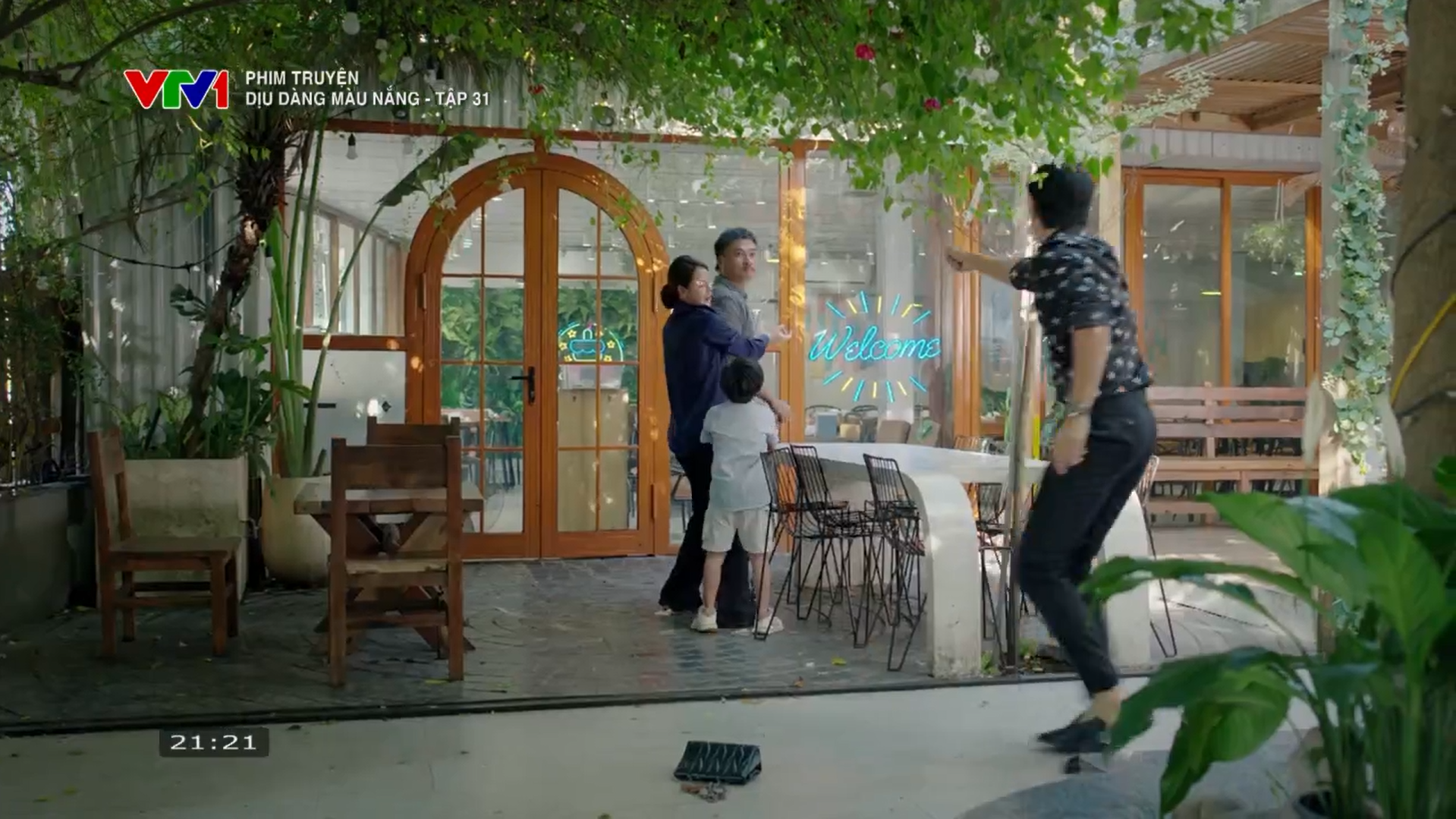 Clip sốc: Mỹ nam Vbiz bị đồng nghiệp đạp thẳng vào mặt, người trong cuộc nói 1 câu chấn động - Ảnh 3.