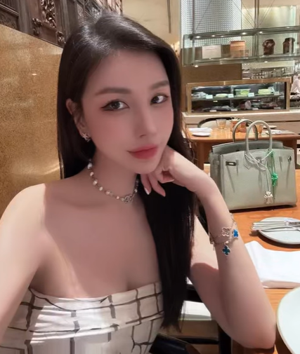Hoa hậu Lam Cúc lộ diện sau nửa tháng đột ngột "ở ẩn" bất thường - Ảnh 1. Hoa hậu Lam Cúc lộ diện sau nửa tháng đột ngột "ở ẩn" bất thường - Ảnh 1.
