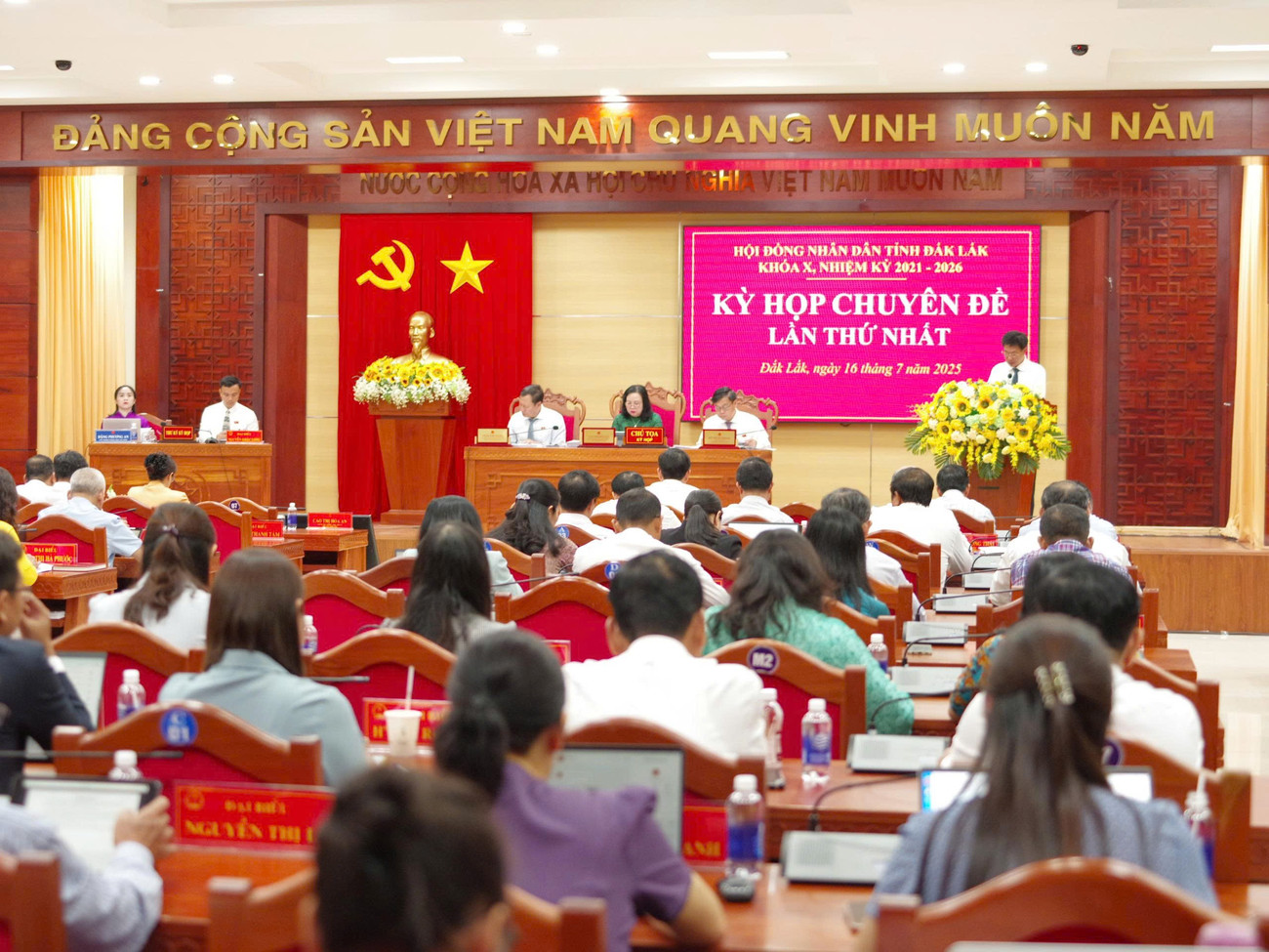 Hơn 50 tỷ đồng hỗ trợ nơi ở và đi lại cho cán bộ công tác xa ở Đắk Lắk - Ảnh 1. Hơn 50 tỷ đồng hỗ trợ nơi ở và đi lại cho cán bộ công tác xa ở Đắk Lắk - Ảnh 1.