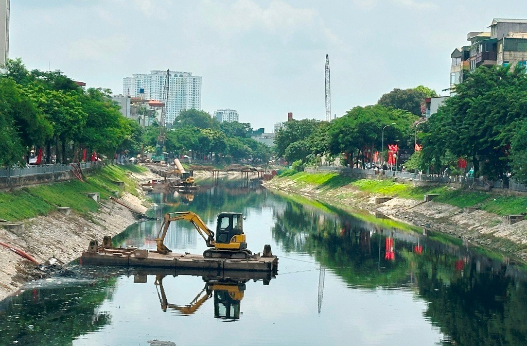 Nạo vét lòng sông Tô Lịch sẽ hoàn thành trước 15 / 8 / 2025 để lấy nước sông Hồng - Ảnh 1.