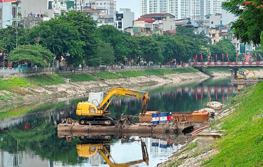 Nạo vét lòng sông Tô Lịch sẽ hoàn thành trước 15 / 8 / 2025 để lấy nước sông Hồng - Ảnh 3.