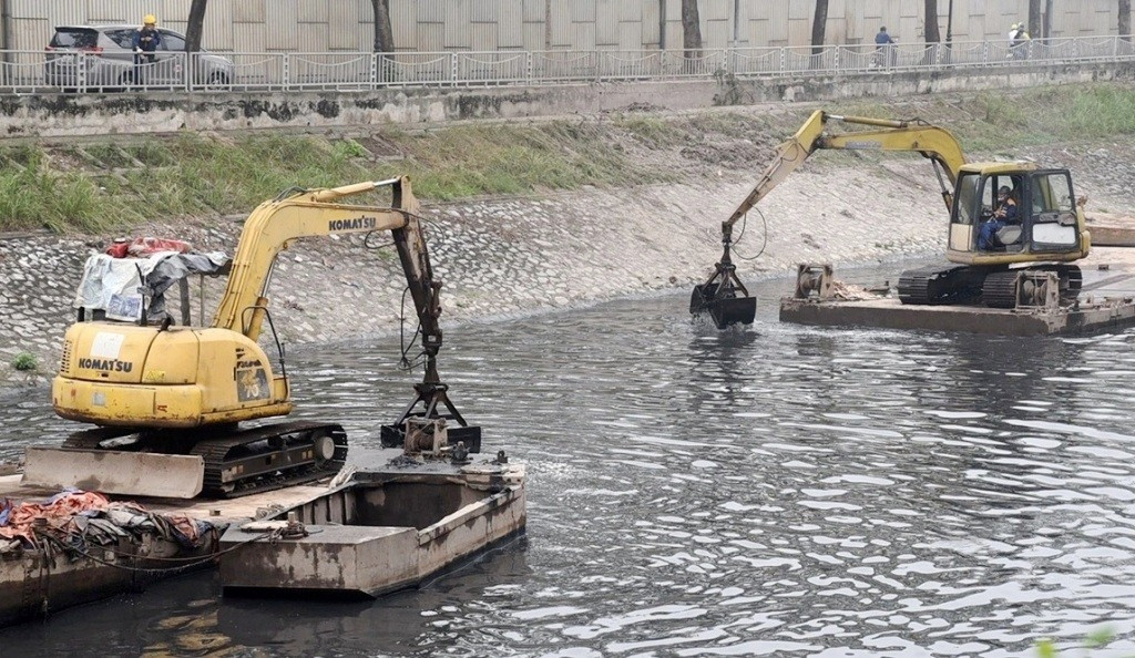 Nạo vét lòng sông Tô Lịch sẽ hoàn thành trước 15 / 8 / 2025 để lấy nước sông Hồng - Ảnh 4.