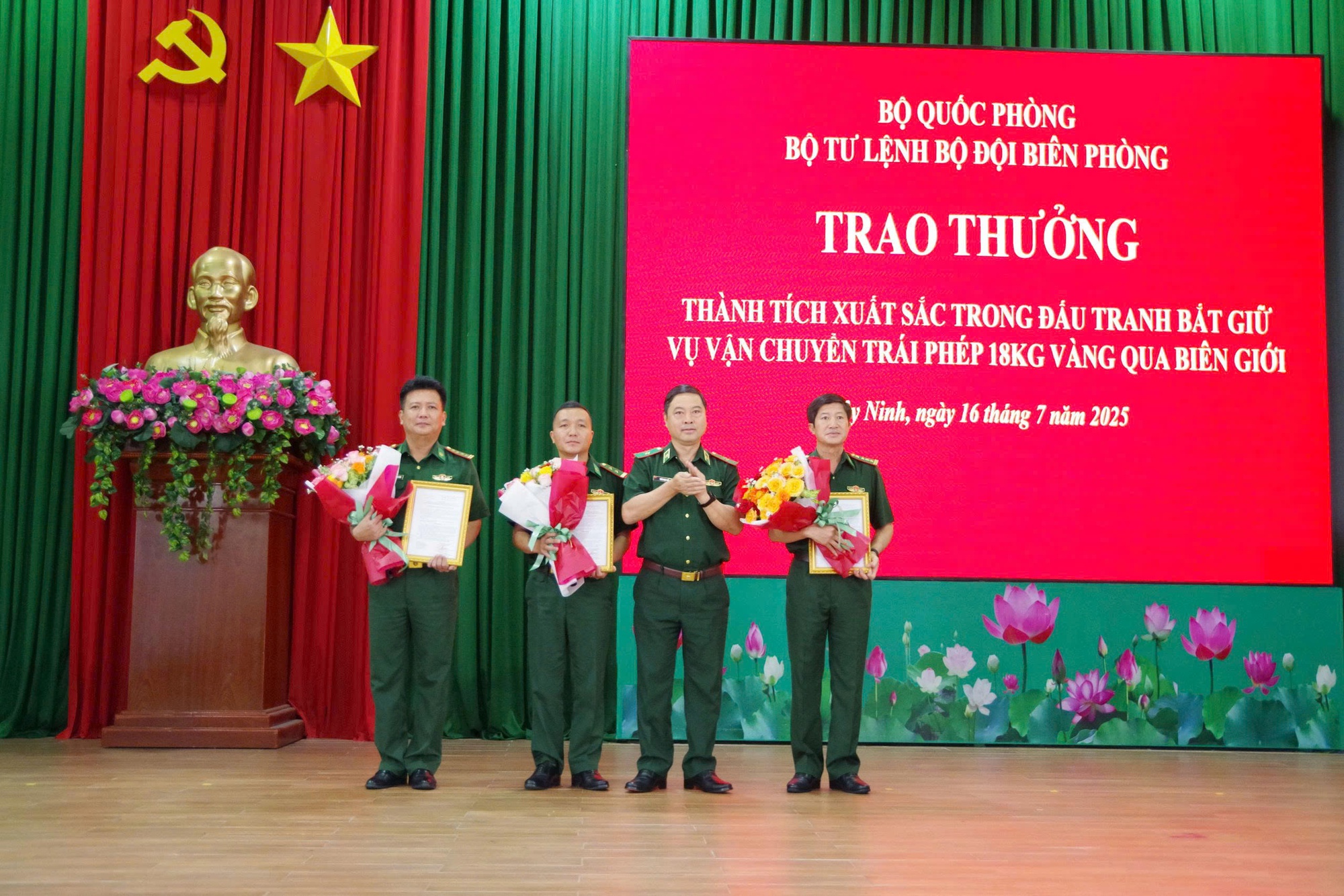 Bắt giữ 18 kg vàng vận chuyển trái phép qua biên giới Tây Ninh - Ảnh 2. Bắt giữ 18 kg vàng vận chuyển trái phép qua biên giới Tây Ninh - Ảnh 2.