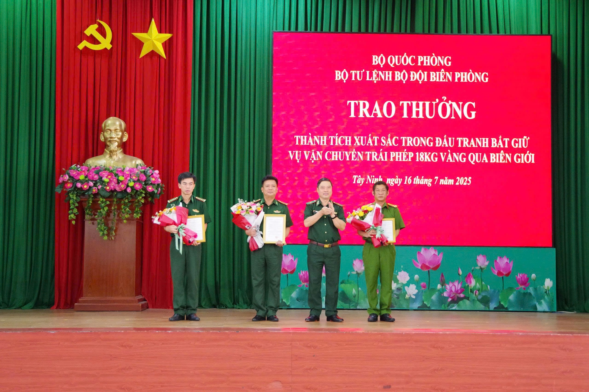 Bắt giữ 18 kg vàng vận chuyển trái phép qua biên giới Tây Ninh - Ảnh 1. Bắt giữ 18 kg vàng vận chuyển trái phép qua biên giới Tây Ninh - Ảnh 1.