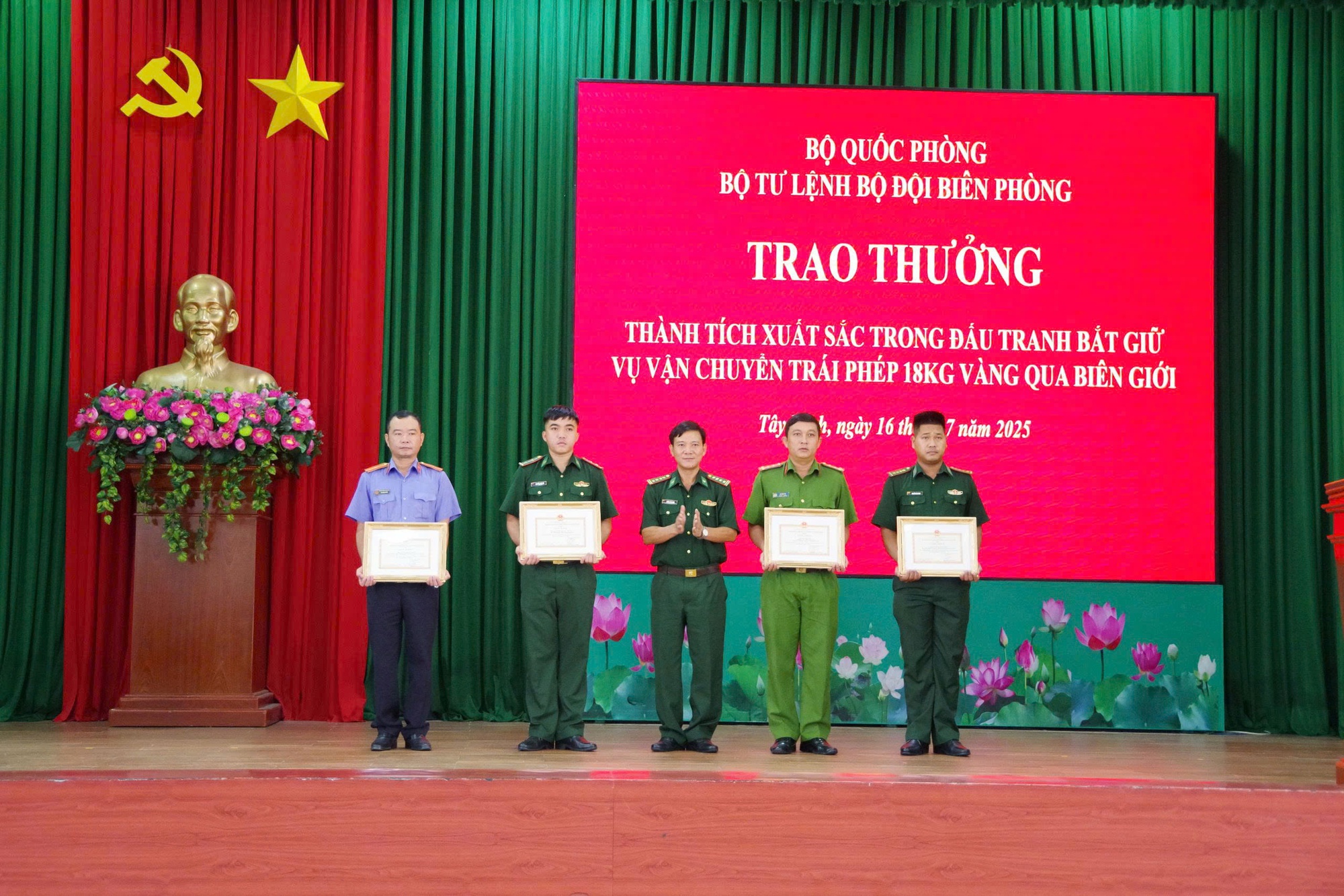 Bắt giữ 18 kg vàng vận chuyển trái phép qua biên giới Tây Ninh - Ảnh 3. Bắt giữ 18 kg vàng vận chuyển trái phép qua biên giới Tây Ninh - Ảnh 3.