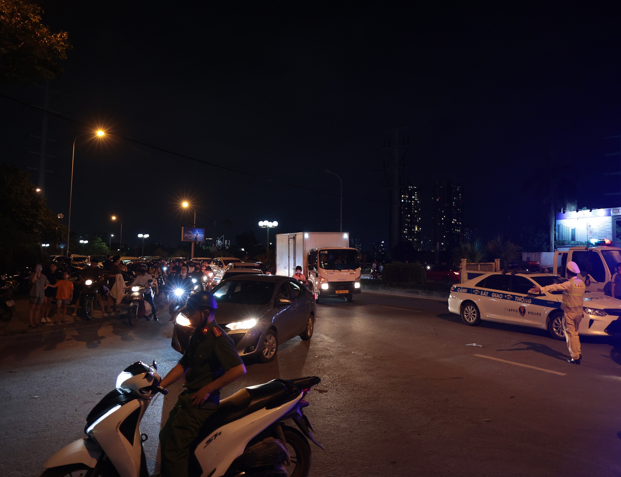 Tai nạn giao thông Hà Nội: Xe ô tô tông liên hoàn khiến 1 người tử vong - Ảnh 4.