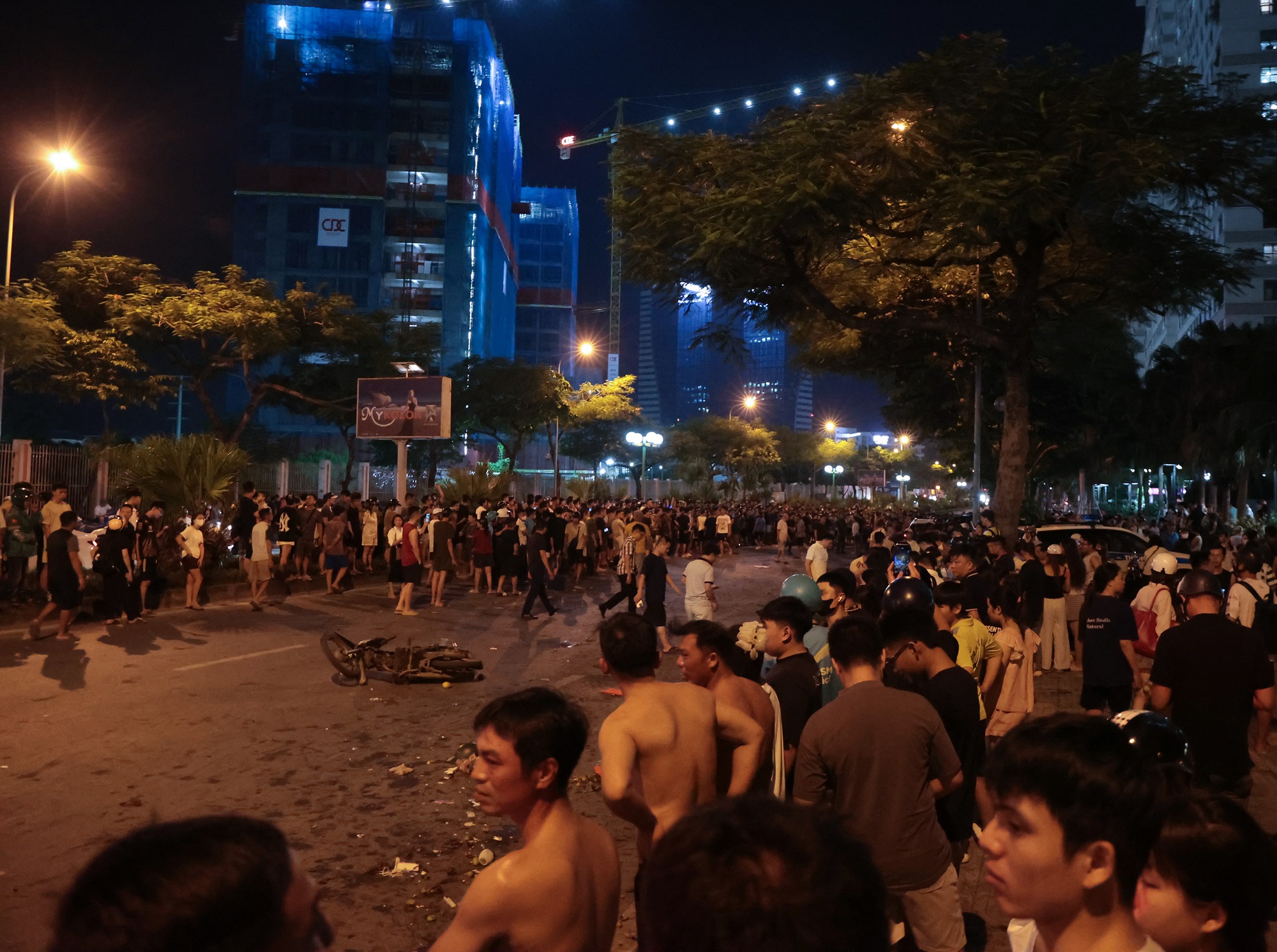 Cảnh tượng đau lòng: Tai nạn ô tô Hà Nội khiến một người tử vong , vợ gào khóc thảm thiết - Ảnh 1.