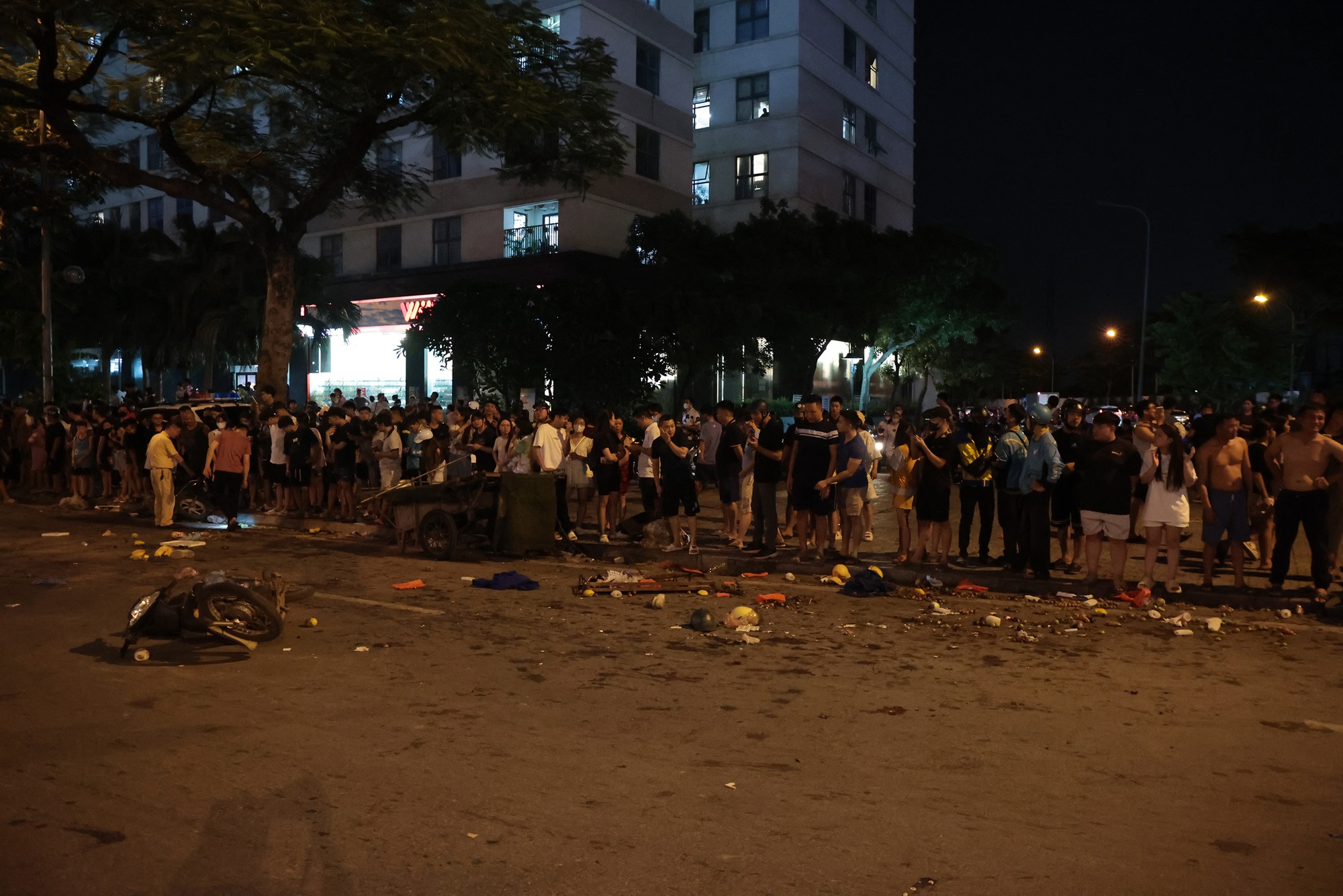 Tai nạn giao thông Hà Nội: Xe ô tô tông liên hoàn khiến 1 người tử vong - Ảnh 6.