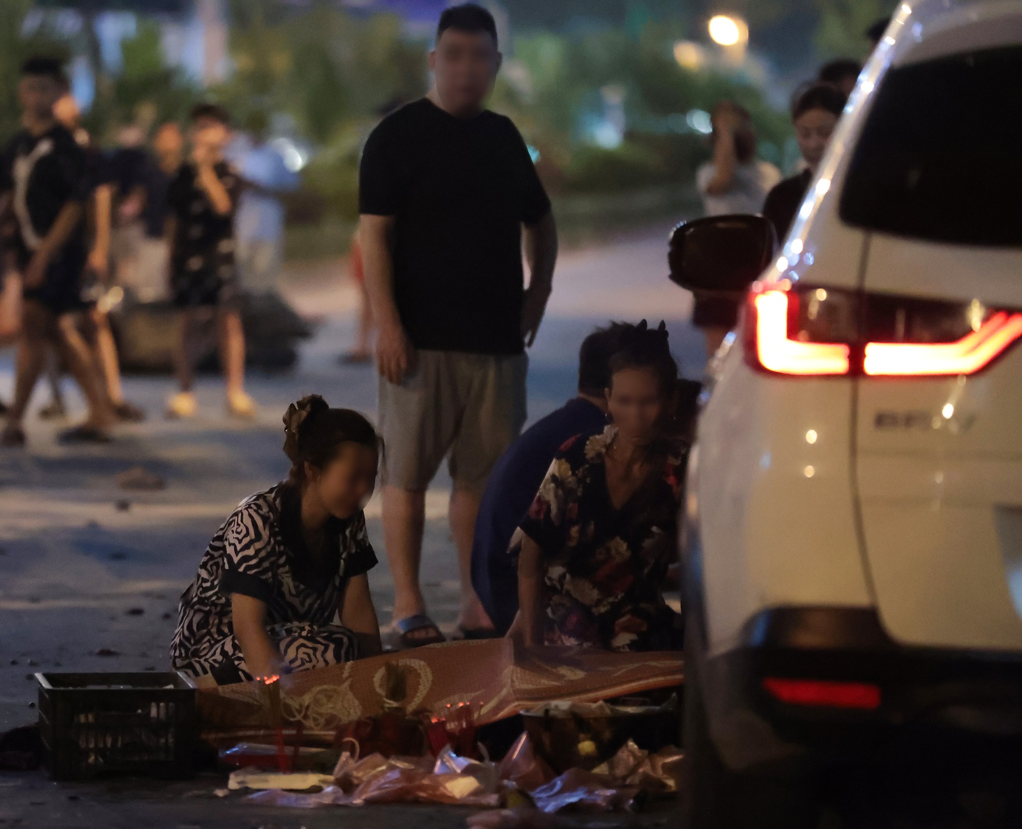 Cảnh tượng đau lòng: Tai nạn ô tô Hà Nội khiến một người tử vong , vợ gào khóc thảm thiết - Ảnh 4.
