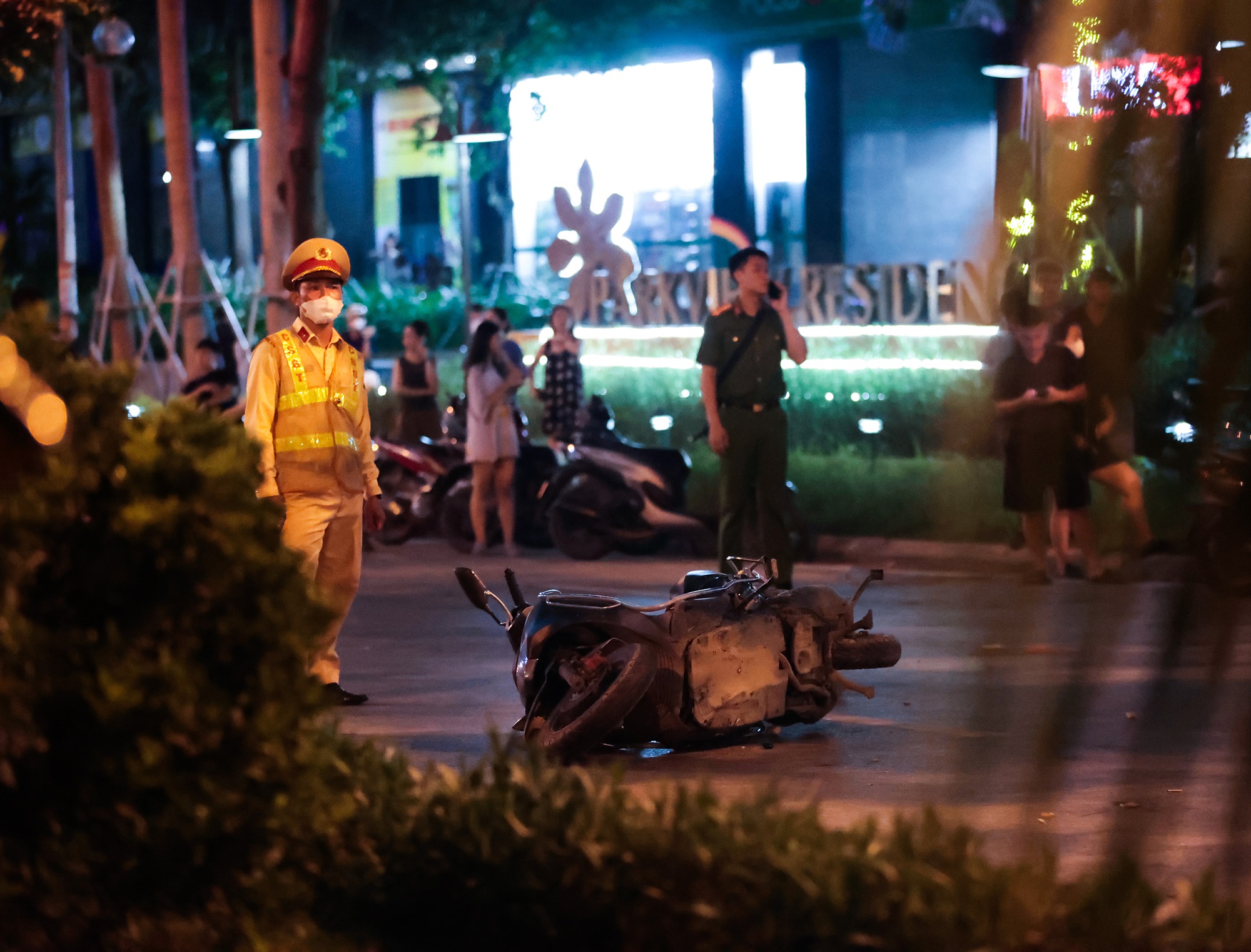 Tai nạn giao thông Hà Nội: Xe ô tô tông liên hoàn khiến 1 người tử vong - Ảnh 3.