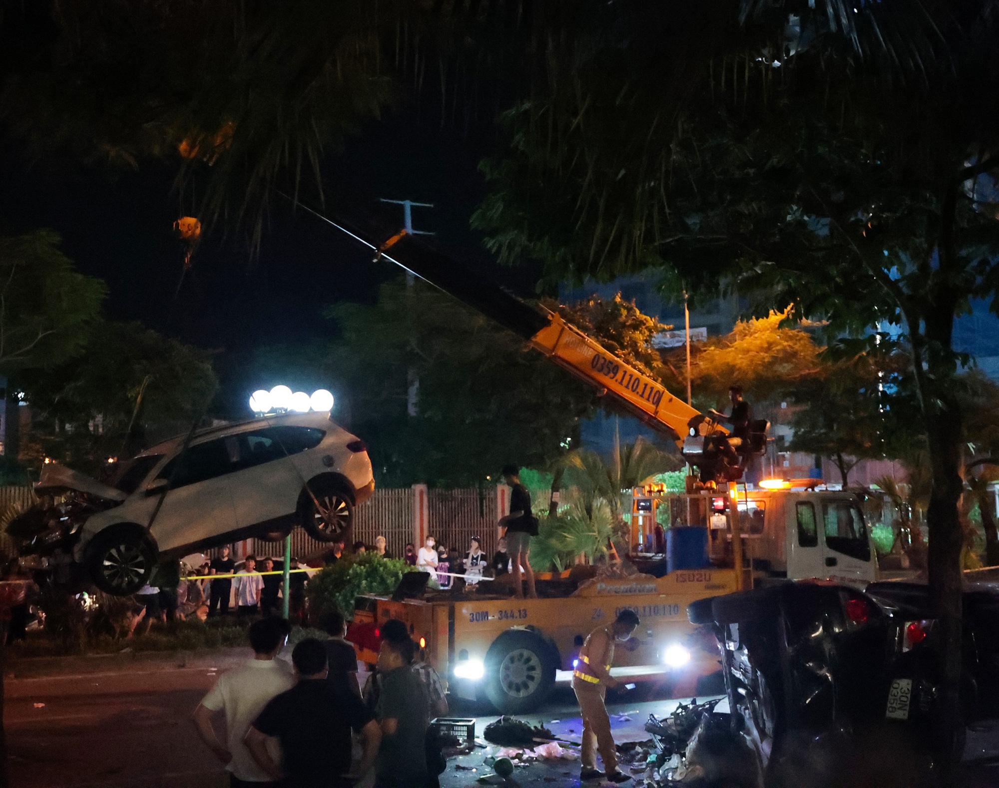 Cảnh tượng đau lòng: Tai nạn ô tô Hà Nội khiến một người tử vong , vợ gào khóc thảm thiết - Ảnh 5.