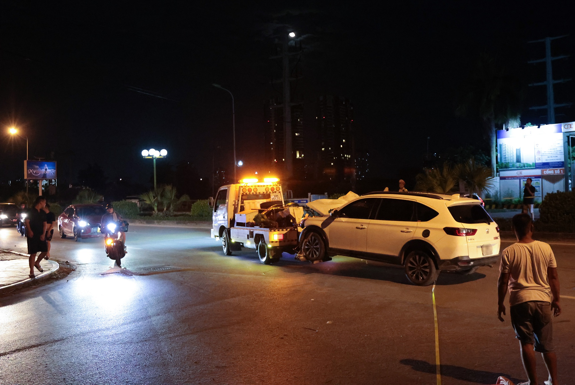Cảnh tượng đau lòng: Tai nạn ô tô Hà Nội khiến một người tử vong , vợ gào khóc thảm thiết - Ảnh 6.