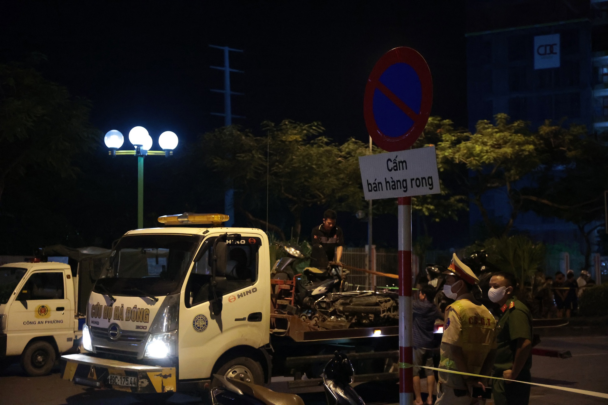 Cảnh tượng đau lòng: Tai nạn ô tô Hà Nội khiến một người tử vong , vợ gào khóc thảm thiết - Ảnh 8.