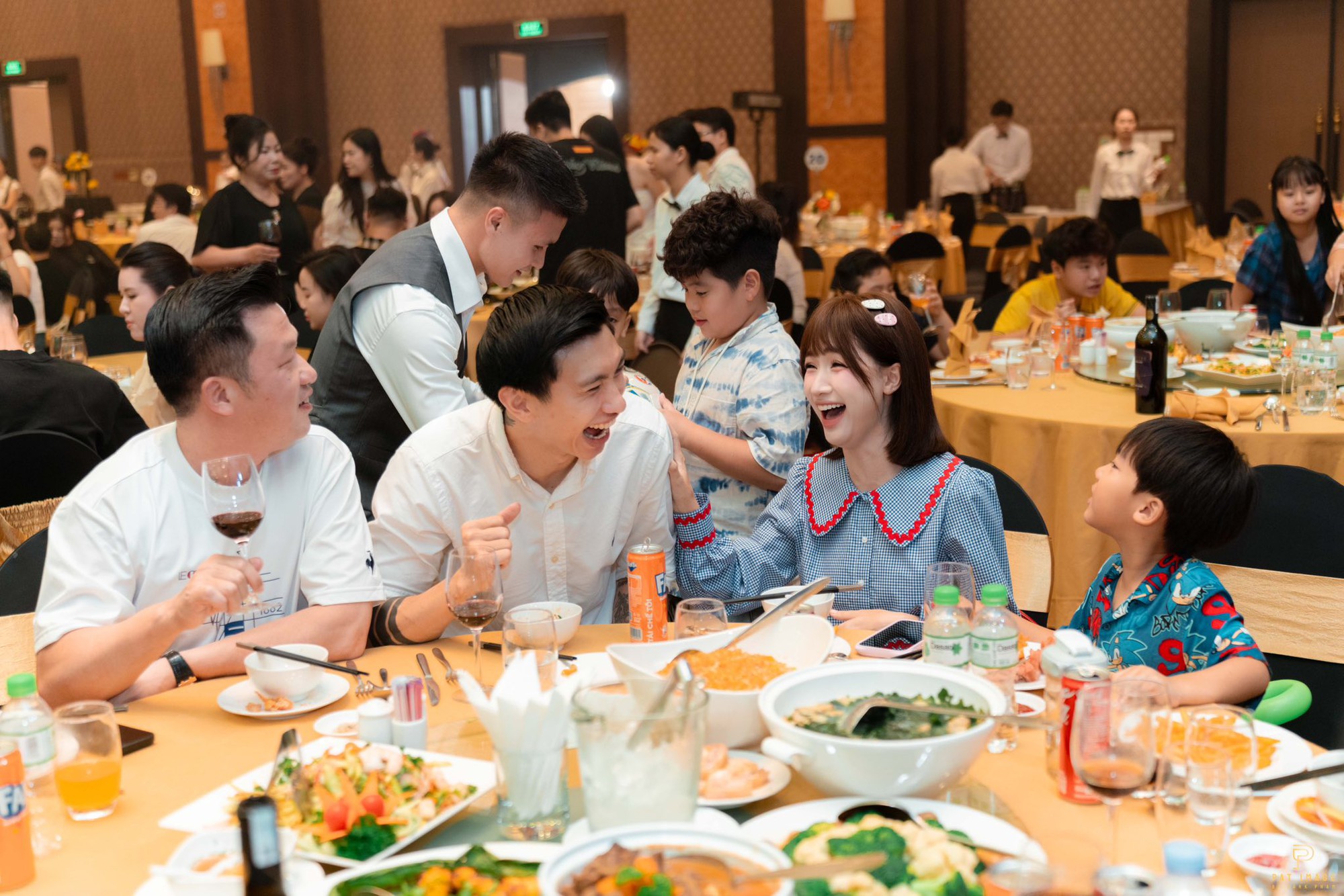 Hòa Minzy có mối quan hệ thế nào mà dẫn bé Bo đi sinh nhật con trai Quang Hải, đám cưới thì quậy tưng bừng?- Ảnh 1.