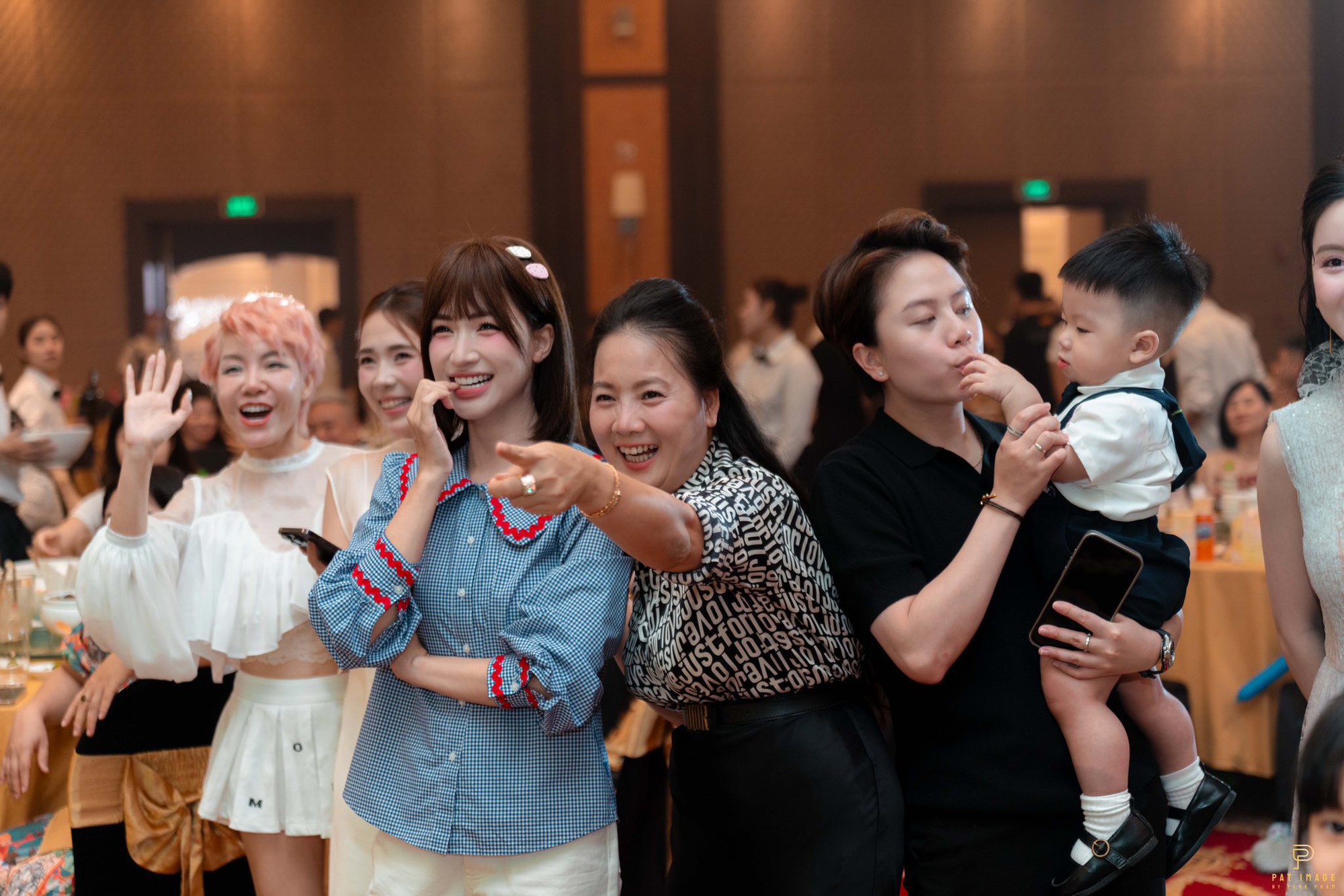 Hòa Minzy có mối quan hệ thế nào mà dẫn bé Bo đi sinh nhật con trai Quang Hải, đám cưới thì quậy tưng bừng?- Ảnh 3.