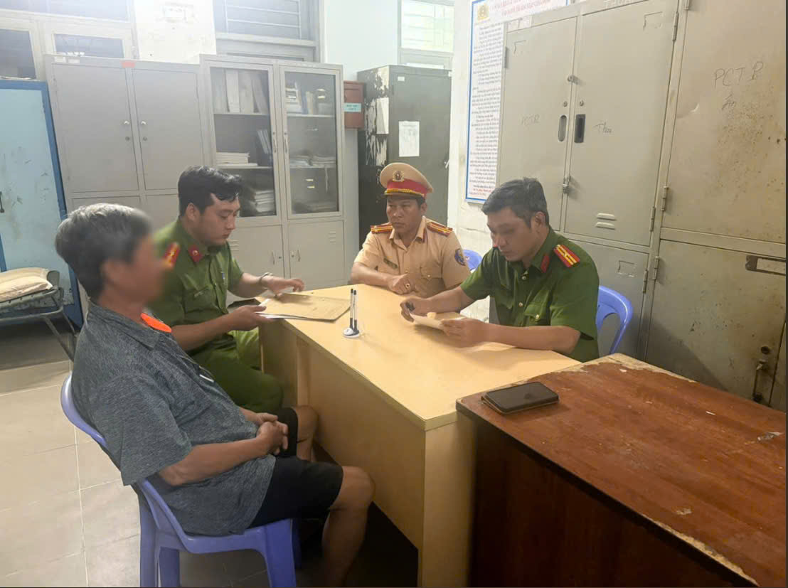 Tìm ra người phun sơn bắn tốc độ cảnh báo an toàn giao thông tại TP HCM - Ảnh 1.