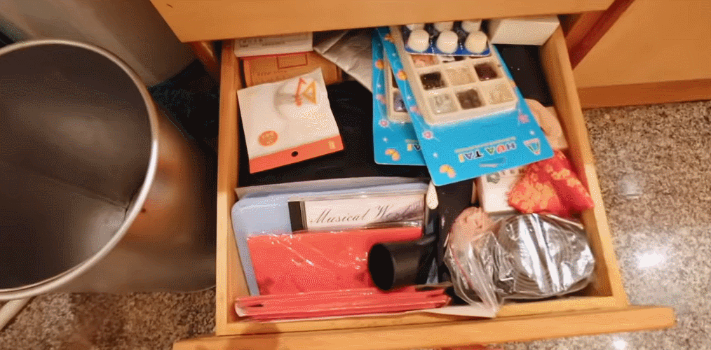 Chi 1 tỷ đồng thuê 12 người dọn nhà nhưng vẫn không xong: Ngôi nhà lộn xộn đến mức khiến ai cũng sốc- Ảnh 2. Chi 1 tỷ đồng thuê 12 người dọn nhà nhưng vẫn không xong: Ngôi nhà lộn xộn đến mức khiến ai cũng sốc- Ảnh 2.