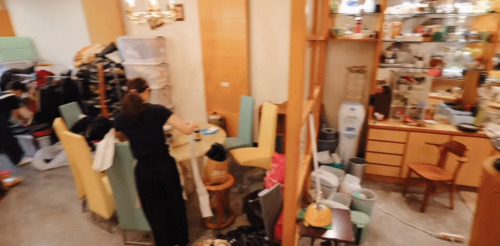 Chi 1 tỷ đồng thuê 12 người dọn nhà nhưng vẫn không xong: Ngôi nhà lộn xộn đến mức khiến ai cũng sốc- Ảnh 4. Chi 1 tỷ đồng thuê 12 người dọn nhà nhưng vẫn không xong: Ngôi nhà lộn xộn đến mức khiến ai cũng sốc- Ảnh 4.