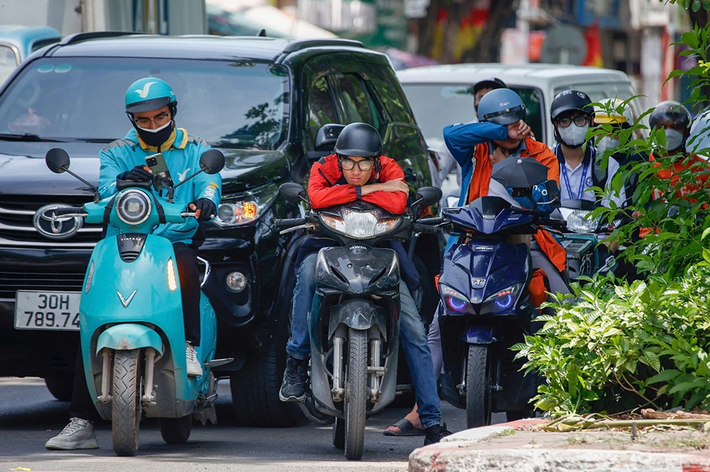 TP . HCM CẤM xe máy xăng từ năm 2029: Chuyển đổi sang xe điện cho giao hàng và xe ôm - Ảnh 1.