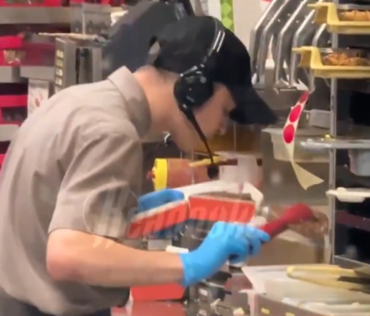 Nhân viên nhổ nước bọt vào burger gây phẫn nộ trên mạng xã hội - Ảnh 1.