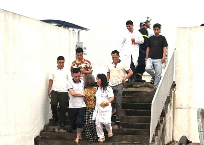 Hơn 3 giờ giải cứu thiếu nữ 15 tuổi trên tầng thượng bệnh viện- Ảnh 2.
