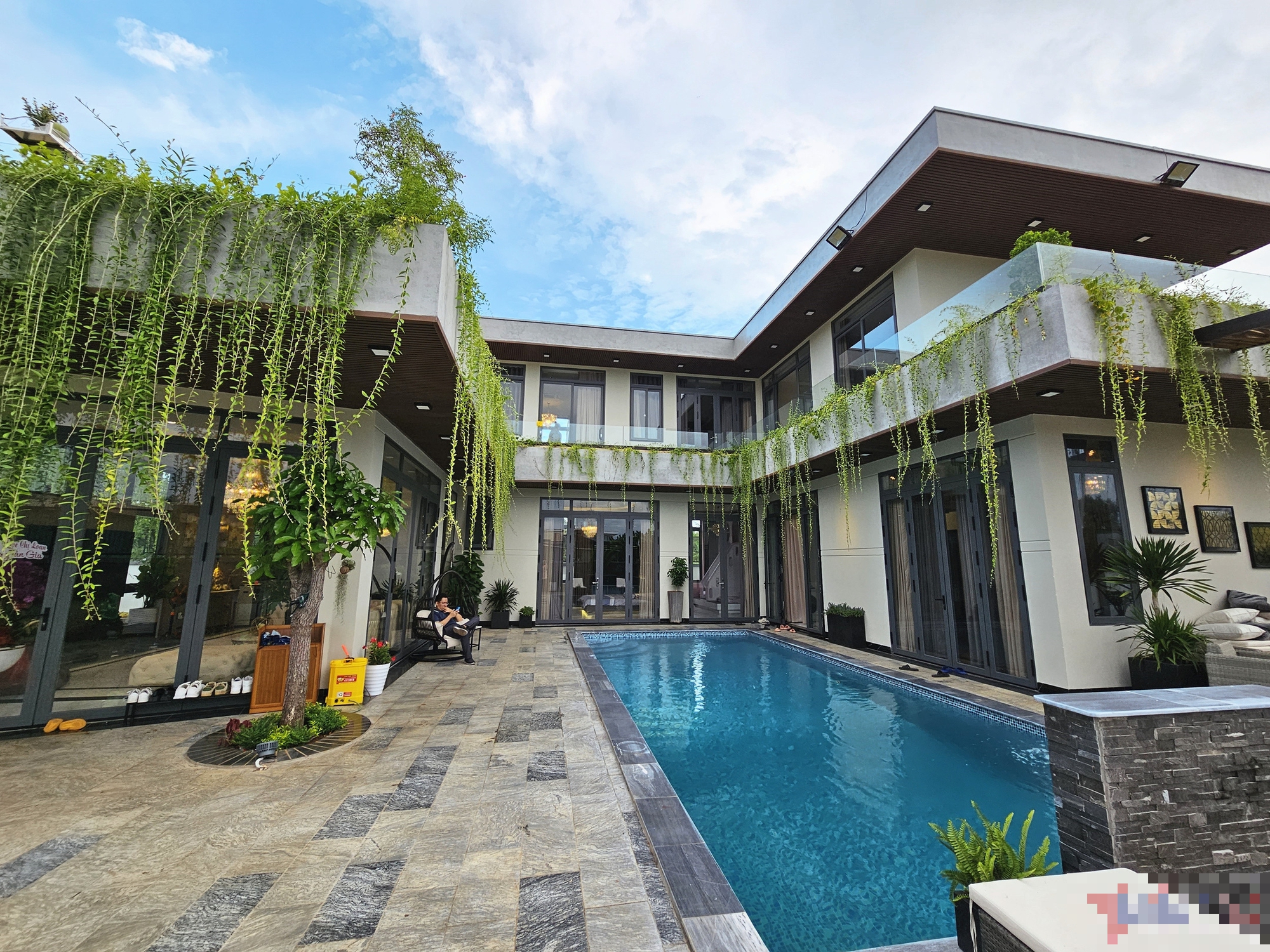 Nam ca sĩ chán ở villa 35 tỷ đồng liền xây nhà phố 5 tầng, 600m2 ở Thủ Đức để sống cùng vợ đẹp và 5 con - Ảnh 2.