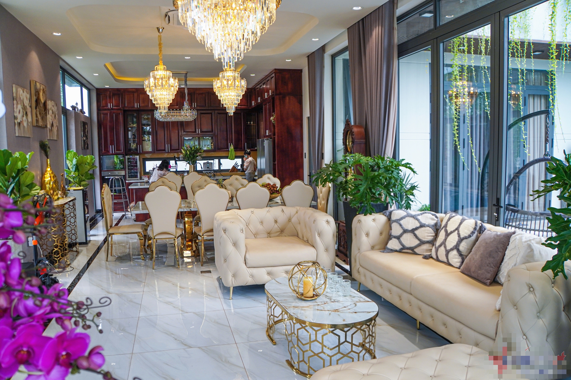 Nam ca sĩ chán ở villa 35 tỷ đồng liền xây nhà phố 5 tầng, 600m2 ở Thủ Đức để sống cùng vợ đẹp và 5 con - Ảnh 4.
