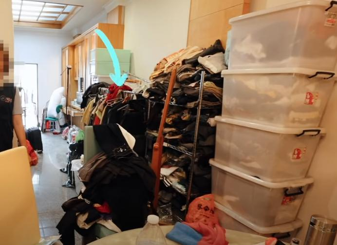 Chi 1 tỷ đồng thuê 12 người dọn nhà nhưng vẫn không xong: Ngôi nhà lộn xộn đến mức khiến ai cũng sốc- Ảnh 3. Chi 1 tỷ đồng thuê 12 người dọn nhà nhưng vẫn không xong: Ngôi nhà lộn xộn đến mức khiến ai cũng sốc- Ảnh 3.