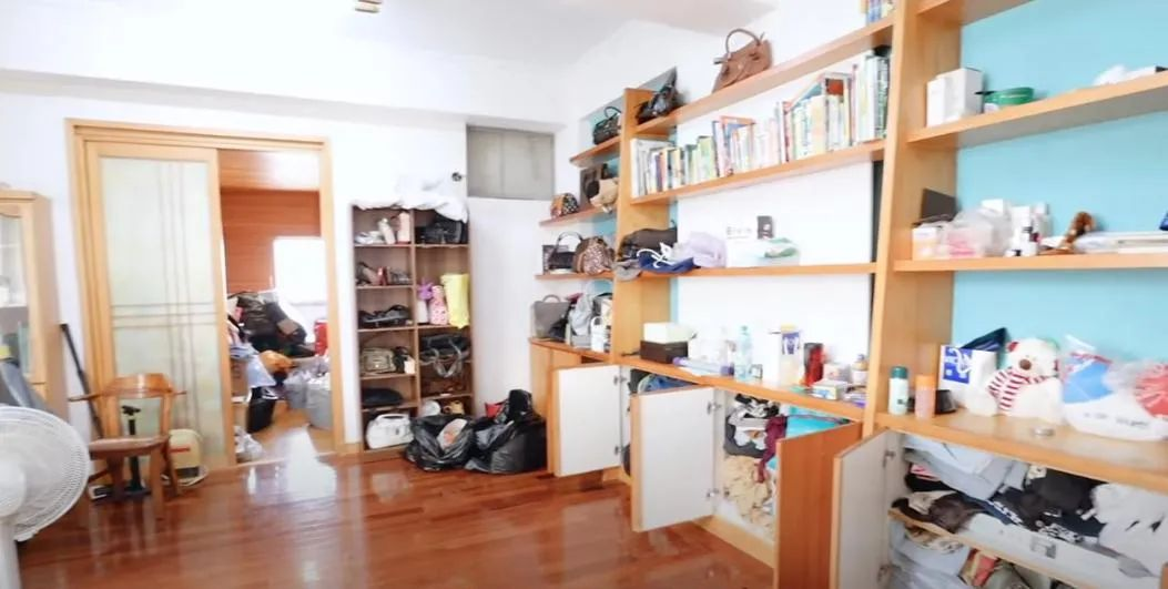 Chi 1 tỷ đồng thuê 12 người dọn nhà nhưng vẫn không xong: Ngôi nhà lộn xộn đến mức khiến ai cũng sốc- Ảnh 9. Chi 1 tỷ đồng thuê 12 người dọn nhà nhưng vẫn không xong: Ngôi nhà lộn xộn đến mức khiến ai cũng sốc- Ảnh 9.