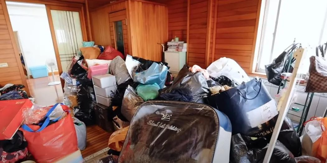 Chi 1 tỷ đồng thuê 12 người dọn nhà nhưng vẫn không xong: Ngôi nhà lộn xộn đến mức khiến ai cũng sốc- Ảnh 7. Chi 1 tỷ đồng thuê 12 người dọn nhà nhưng vẫn không xong: Ngôi nhà lộn xộn đến mức khiến ai cũng sốc- Ảnh 7.