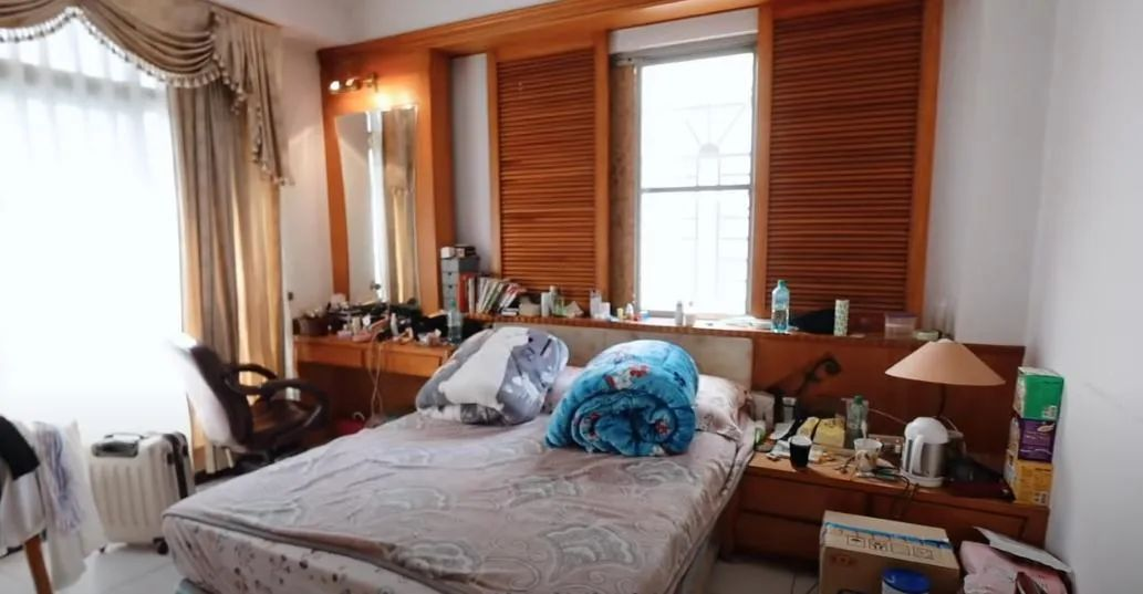 Chi 1 tỷ đồng thuê 12 người dọn nhà nhưng vẫn không xong: Ngôi nhà lộn xộn đến mức khiến ai cũng sốc- Ảnh 6. Chi 1 tỷ đồng thuê 12 người dọn nhà nhưng vẫn không xong: Ngôi nhà lộn xộn đến mức khiến ai cũng sốc- Ảnh 6.