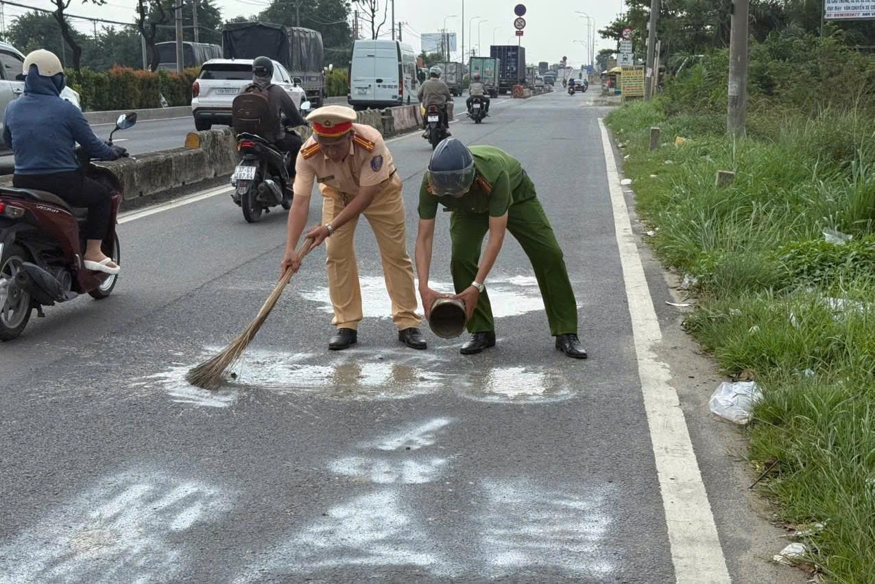 Tìm ra người phun sơn bắn tốc độ cảnh báo an toàn giao thông tại TP HCM - Ảnh 2.
