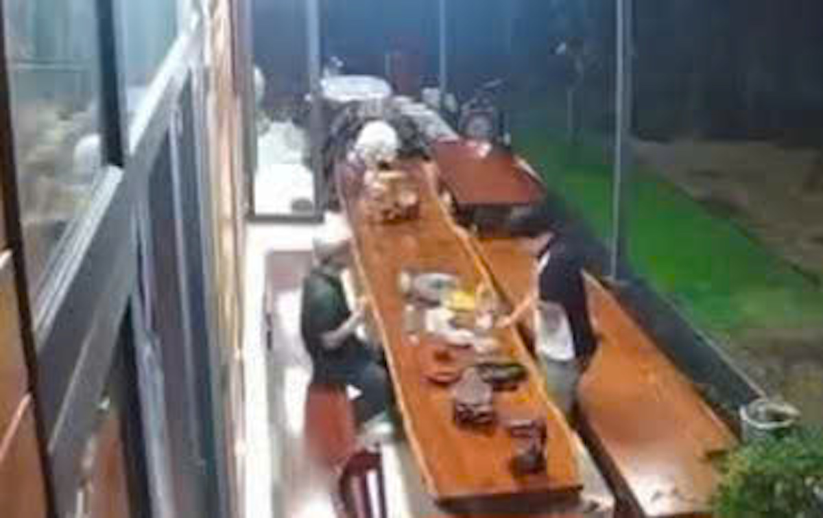 Đang ngồi với bạn tại nh&agrave;, người đ&agrave;n &ocirc;ng bất ngờ tr&uacute;ng đạn v&agrave; tử vong ngay sau đ&oacute; - Ảnh 1.