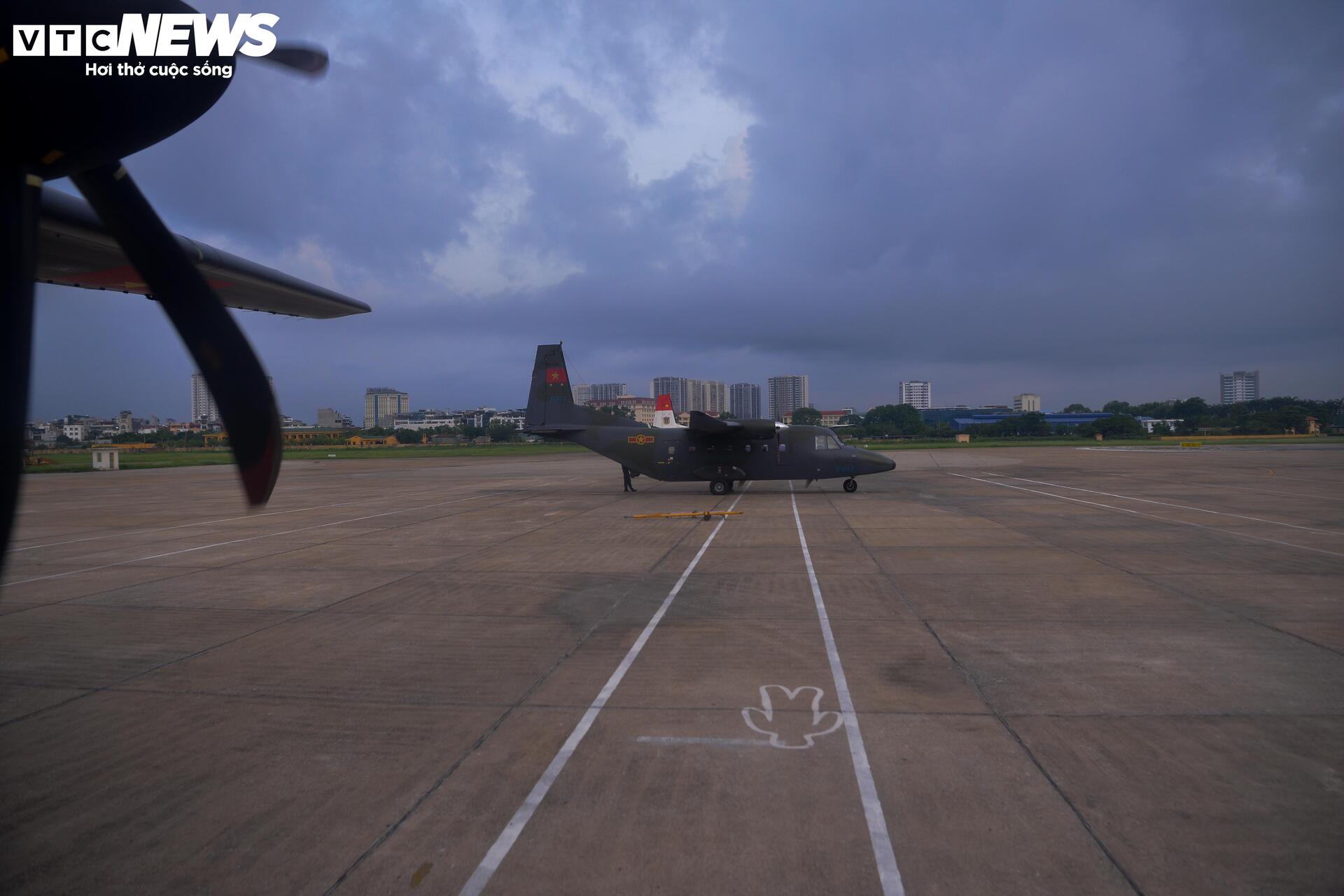 Dàn ' ngựa thồ ' huấn luyện bay diễu binh 2 / 9 trên bầu trời Hà Nội - Ảnh 1.