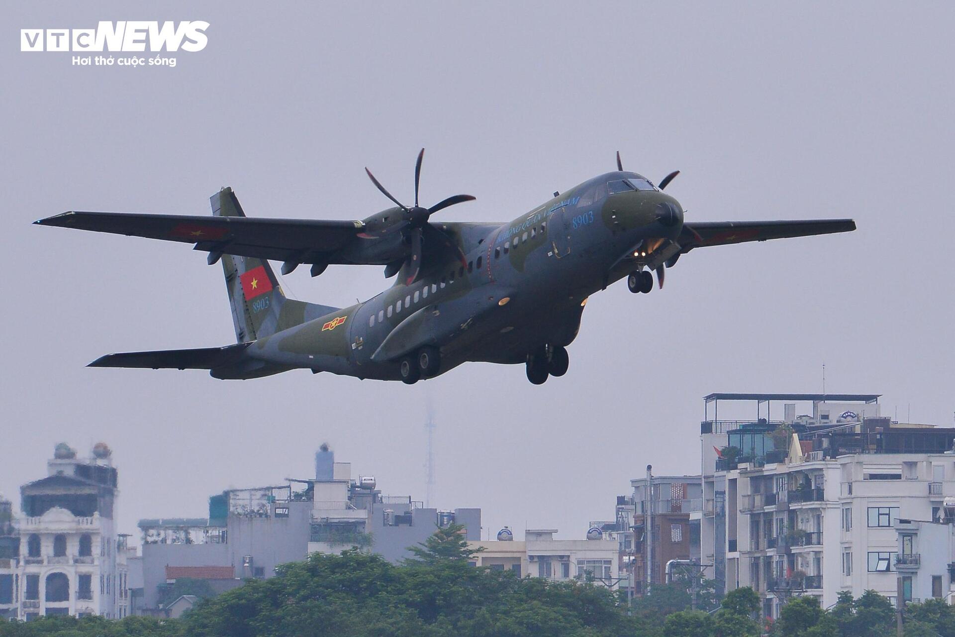 Dàn ' ngựa thồ ' huấn luyện bay diễu binh 2 / 9 trên bầu trời Hà Nội - Ảnh 6.