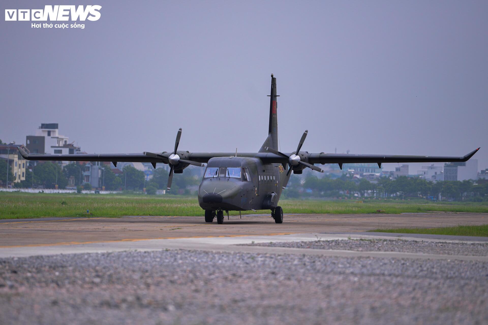 Dàn ' ngựa thồ ' huấn luyện bay diễu binh 2 / 9 trên bầu trời Hà Nội - Ảnh 8.
