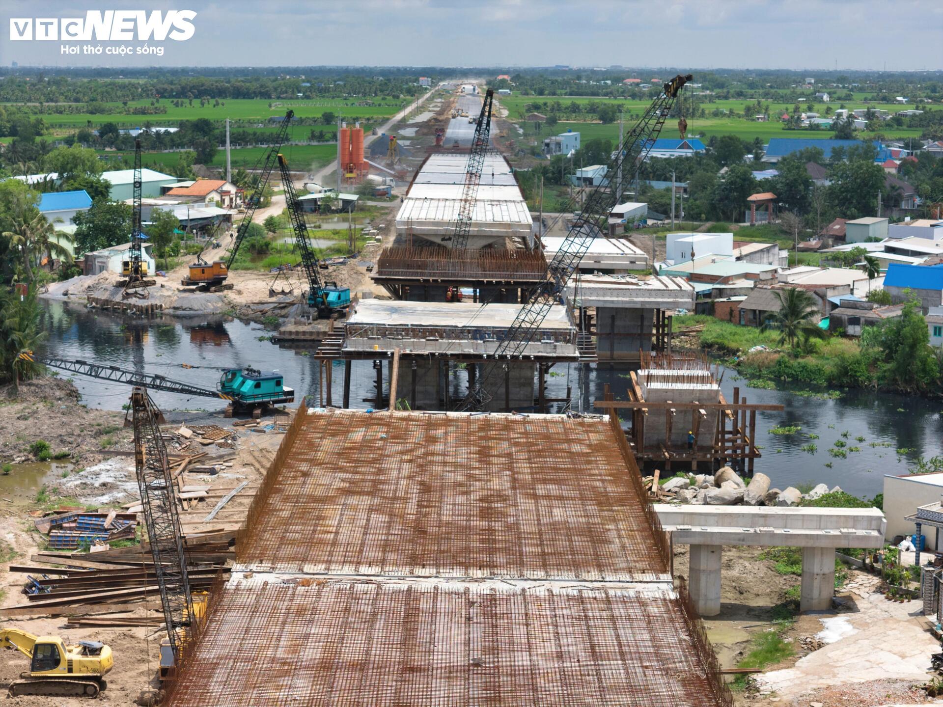 Cận cảnh n&uacute;t giao Mỹ Y&ecirc;n kết nối 3 cao tốc ngh&igrave;n tỷ trước th&ocirc;ng xe kỹ thuật - Ảnh 11.