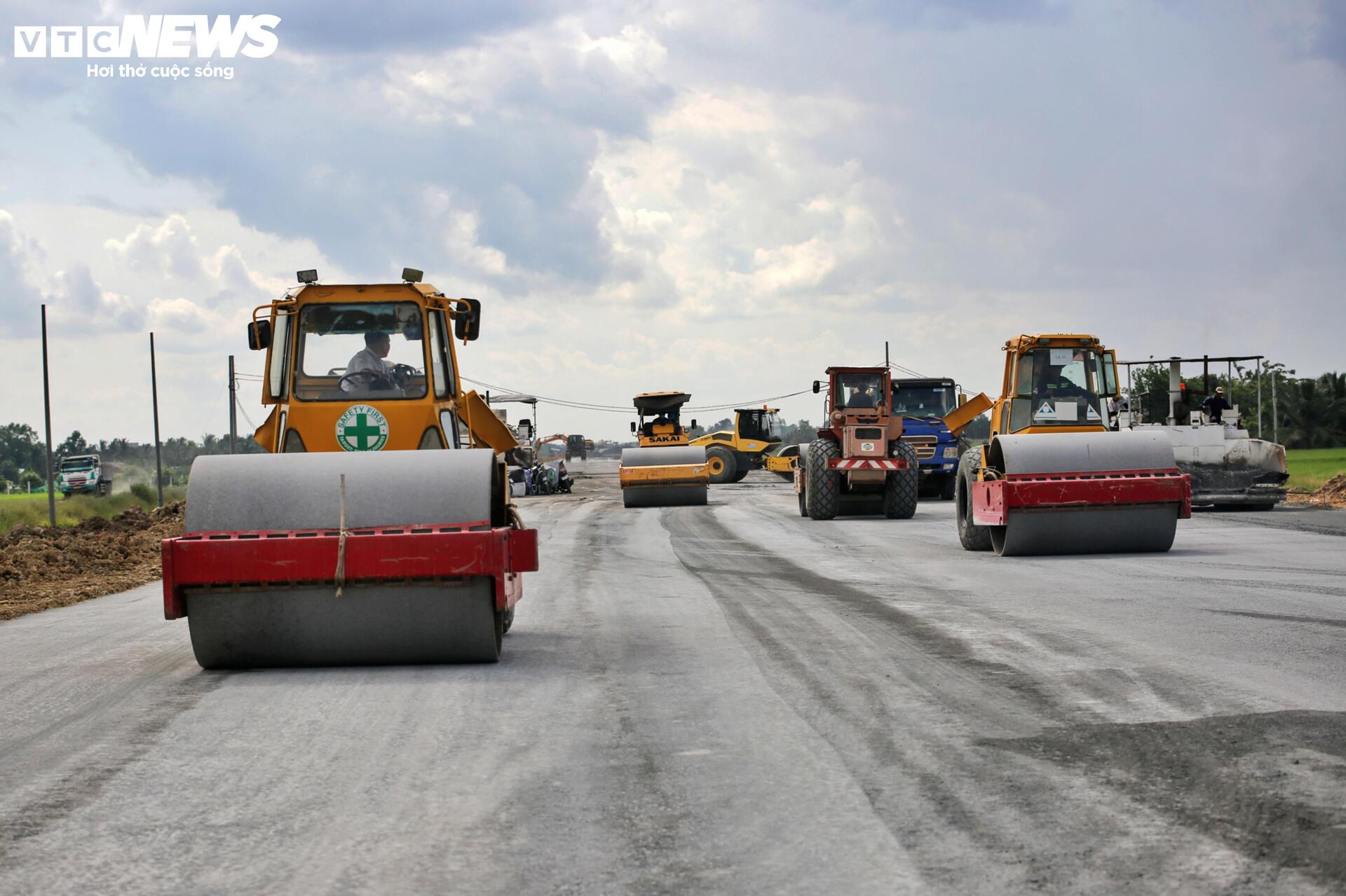 Cận cảnh n&uacute;t giao Mỹ Y&ecirc;n kết nối 3 cao tốc ngh&igrave;n tỷ trước th&ocirc;ng xe kỹ thuật - Ảnh 7.